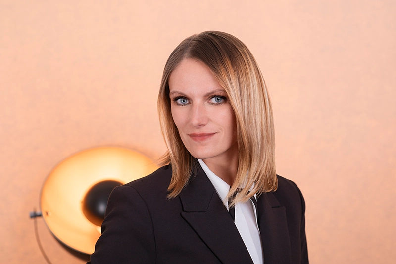 Patricia Thalhammer - Professionelle Fotografin bei Fotografie Bildwerk Bayern. Porträt von Fotografin Patricia Thalhammer in ihrem Fotostudio bei Fotografie Bildwerk Bayern.